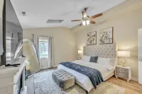 Spacious water-facing 5-bedroom loft with backyard access to Cedar Lake Hotels in Cedar Lake