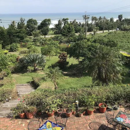 Wishing Well Café Отели рядом с достопримечательностью «Зеленый туннель в Вулинь»