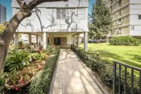 Chic 2BR Apt w Large Windows in Tel Aviv Old North โรงแรมใน