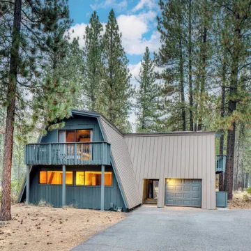 Alder by AvantStay Moody Retreat: Patio Hot Tub in Sunriver
