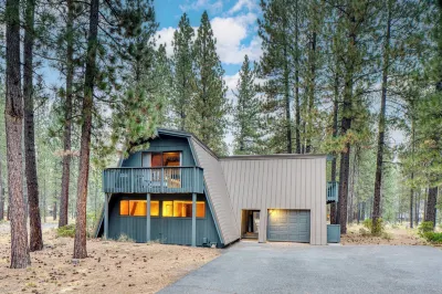 Alder by AvantStay Moody Retreat: Patio Hot Tub in Sunriver
