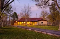 Cowboy Cottages - Cottage B Hotels near Rifle