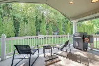 2 Mi to Lake Sammamish State Park! Modern Duplex - parking