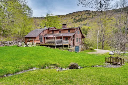 Picture-Perfect Vermont Mtn Cabin w/ Hot Tub!