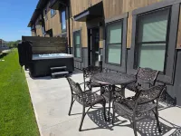 Modern Gem • 2 Kings • Bunks • Hot Tub • Walkable to Driggs • Mountain Views