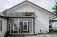 RedDoorz @ Solo Baru Hotels in Grogol