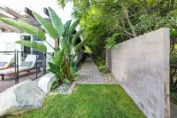 수영장과 온수 욕조가 있는 게이트 홈