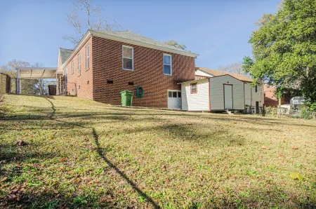 Midtown Brick Home - Timeless Elegance Отели в г. Колумбус