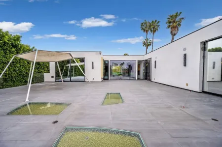 FALL IN LOVE OVER AND OVER Отели в г. Беверли-Хиллз