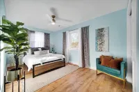 Luxury Lakefront Getaway Sleeps 16 near Chicago Family Friendly Hotels in Cedar Lake