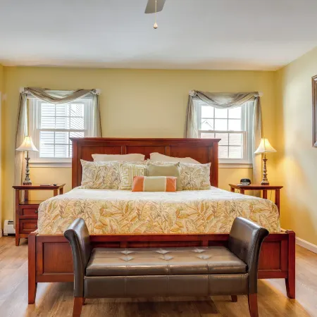 Near Beaches & Waterfront Dining: Home in Hampton!
