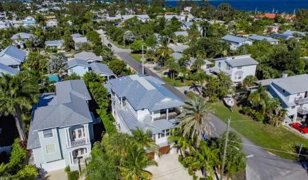 Spacious 7-bedroom home in Anna Maria~ Putt Putt, Ping Pong, 3 blocks to beach!