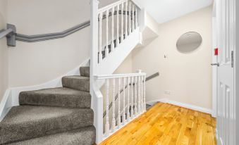 Modern 5 Bedroom Townhouse with Free Parking