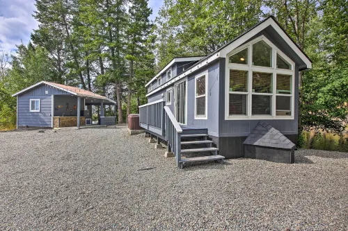 Eureka Tiny Home w/ Hot Tub & Community Beach! - parking