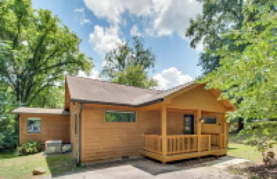 도크와 핫텁: 테네시 리버 캐빈 겟어웨이