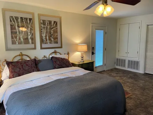 Beachy-Keen Cottage on Lake LBJ; Canoe, Kayaks, Slip, Pets welcome! فنادق في Granite Shoals