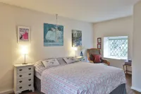 Cosy 18th Century Cottage in The Cotswolds. Great for groups and families.