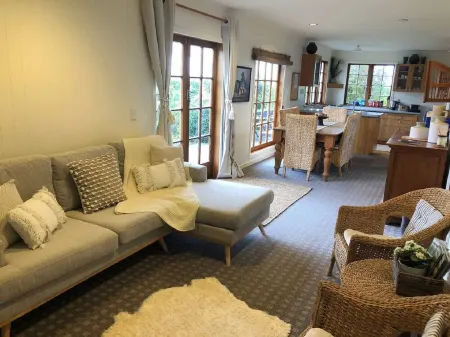 Riverbank Cottage Отели рядом с достопримечательностью «Allan Scott Family Winemakers»