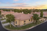 Designer Desert Oasis w/ Pool, Hot Tub, Outdoor Lounge the Riley by Avantstay