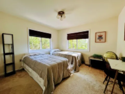 Mid-Century Modern Lake House – Gorgeous Fall Views, Fire Pit, Sauna, 4Br