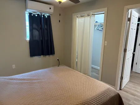 Fishing Camp 1-bedroom/Loft cabin in delightful Brookeland with AC, WiFi