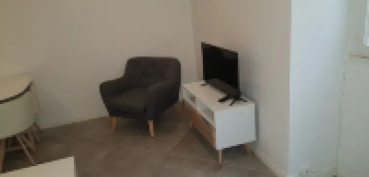 Studio Rénové Intra Muros , Centre Historique , Secteur Vernet