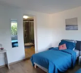 The Maison en Feuilles: a charming retreat with garden, terrace, perfect for 2 게흐빌르 호텔