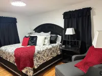Cozy & Stylish 3 Bedroom Black and White Cottage. Perfect for Families & Groups!