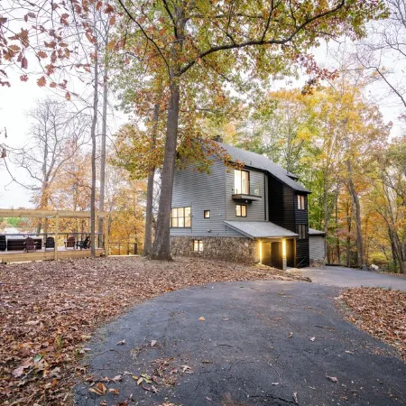 Modern Lakeside Mountain Retreat With Cabin Charm