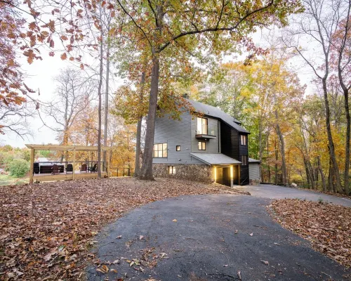 Modern Lakeside Mountain Retreat With Cabin Charm Hotels in Rockfish