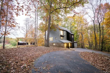Modern Lakeside Mountain Retreat With Cabin Charm