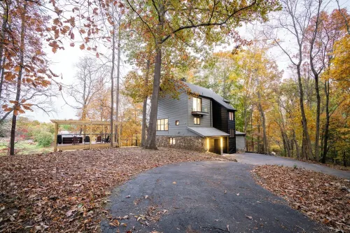 Modern Lakeside Mountain Retreat With Cabin Charm