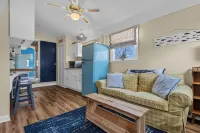 Charming 1-bedroom apartment with AC, 3 minute walk to beach, and new hot tub Hotels in Westbrook