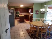 Spacious 5 -bedroom house in welcoming Dunwoody, large back yard. Close to MARTA