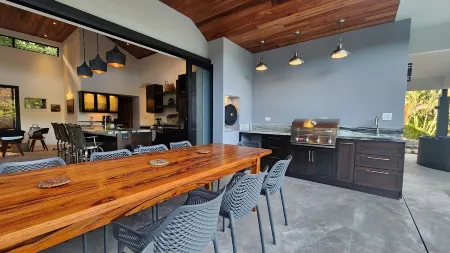 Spacious 5-bedroom ocean view villa in Dominicalito