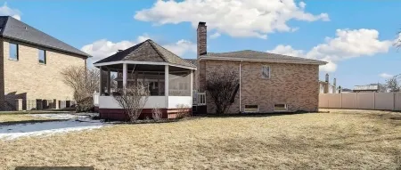 Beautiful 6000 sq ft Castle House with 4-bedroom in Chicago Отели в г. Бербанк