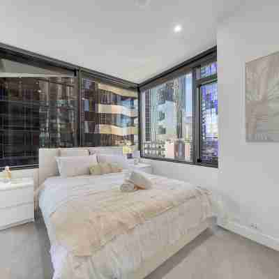 Luxurious 2B2B Apartment - Central CBD Location with Pool, Gym Rooms