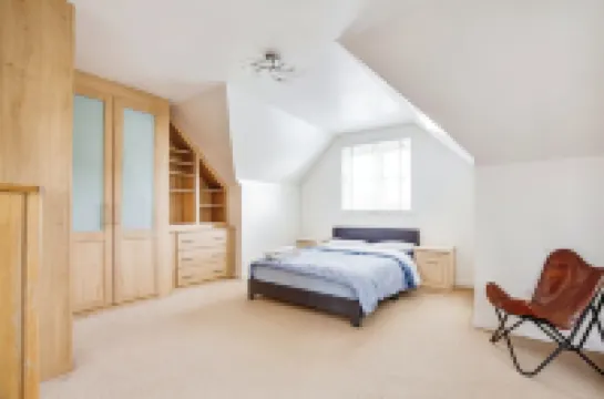5 Bedroom House with Free Parking. Only 30 mins to Bond Street Station.