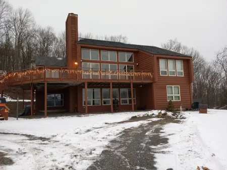 Sleeps 8 adult's 4 BR home Mountain views 5to12 minutes Skiing Hunter or Wyndham