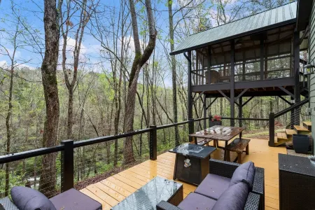 Cozy, creekside cottage in beautiful Dawsonville