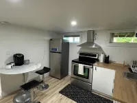 Cozy Private Bachelor Unit King Size bed. Hotels in Riverview