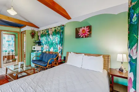 Lakefront Studio in the Trees with Gorgeous Views, Balcony, & Shared Canoe Отели рядом с достопримечательностью «Вайлс Арборетум»