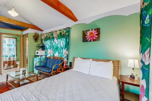 Lakefront Studio in the Trees with Gorgeous Views, Balcony, & Shared Canoe Các khách sạn ở Augusta