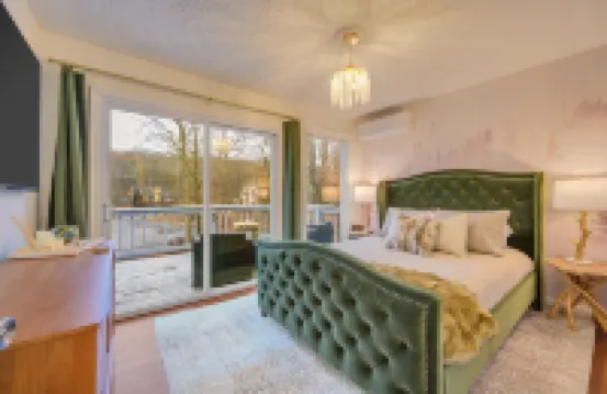 Themed| Lake | Pool | Hot Tub | Movie Screen