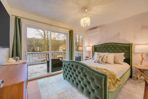 Themed| Lake | Pool | Hot Tub | Movie Screen