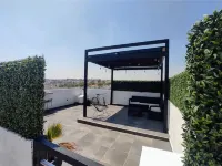 Apartment with private terrace and lake!