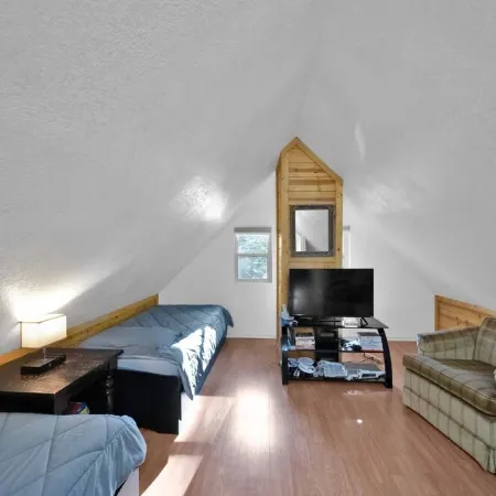 Cozy 3-bedroom cabin in beautiful Trinity Center with WiFi, AC