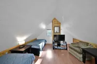 Cozy 3-bedroom cabin in beautiful Trinity Center with WiFi, AC