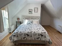 Main Street Retreat 4-bedroom w Hot Tub, Walk to Beach, Harbor & Restaurants Hotels in Sunapee