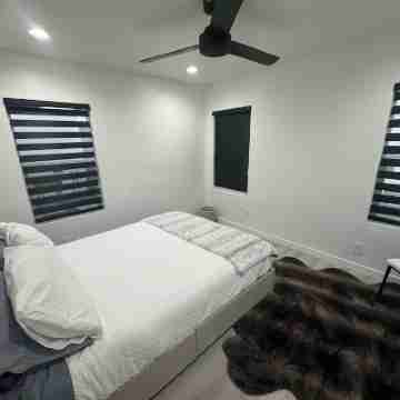 3-bedroom house in marvelous Los Angeles with AC, WiFi, Washer & Dryer! Central! Rooms